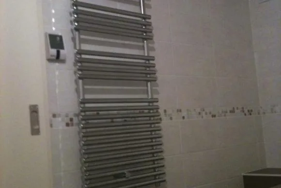 Pose et raccordement d’un radiateur porte-serviettes